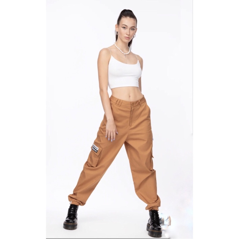 BNWT Adidas high rise relaxed jogger in Mesa xs